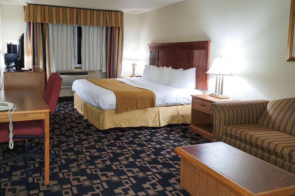 Standard King Room with Sofa Bed - Non-Smoking interior