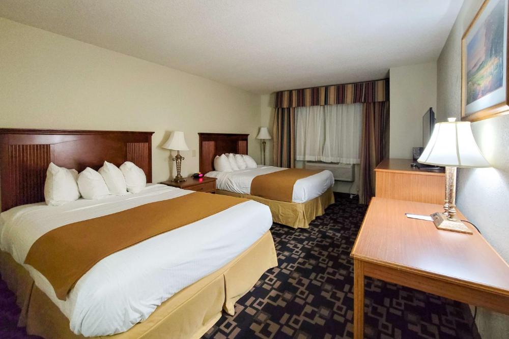 Standard Queen Room with Two Queen Beds - Non-Smoking interior